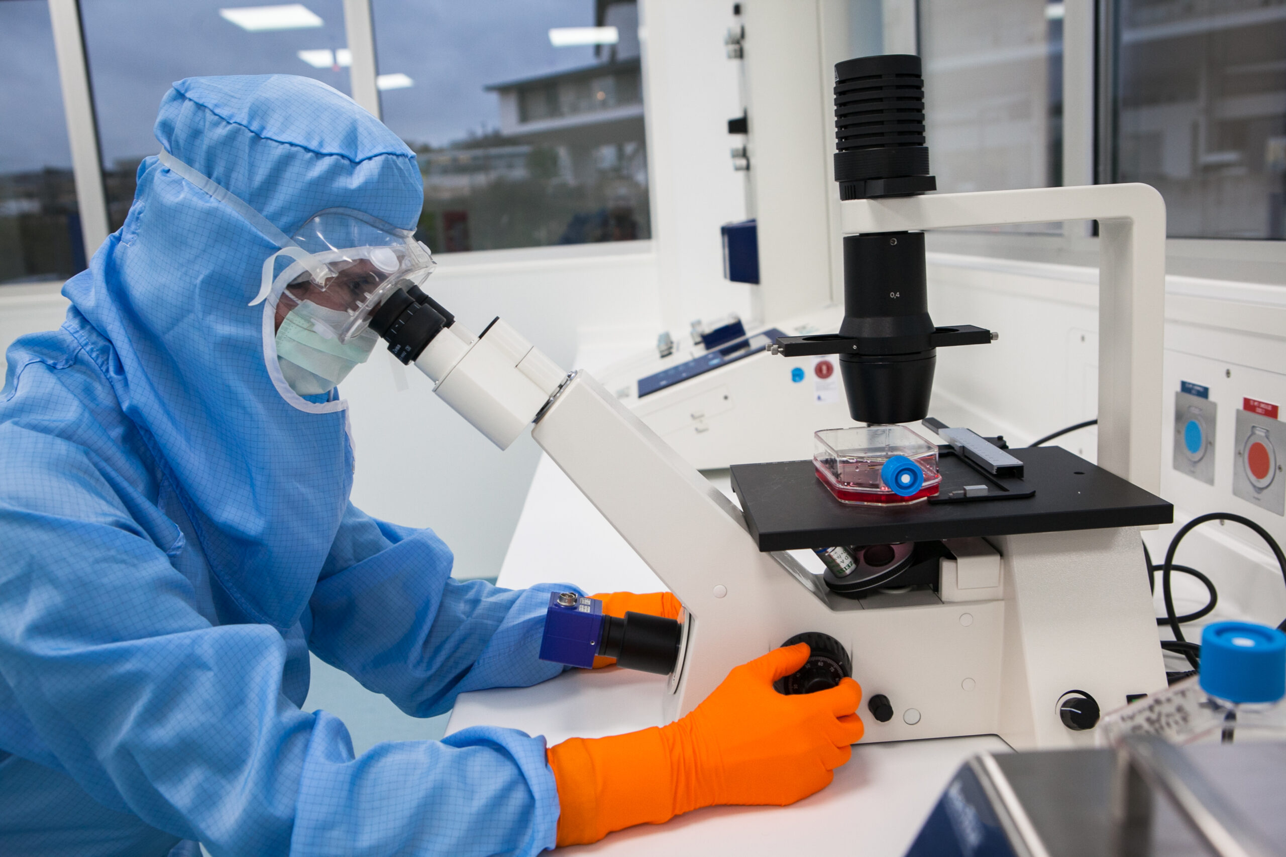 Chercheur en biotechnologie utilisant un équipement de bioproduction