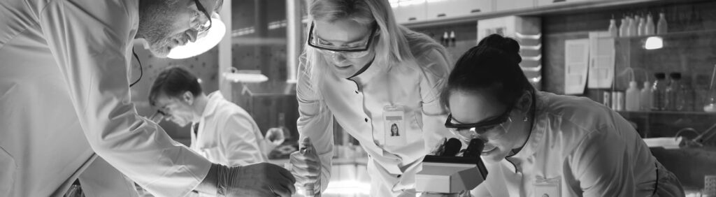 Équipe Meirotech en environnement pharmaceutique stérile